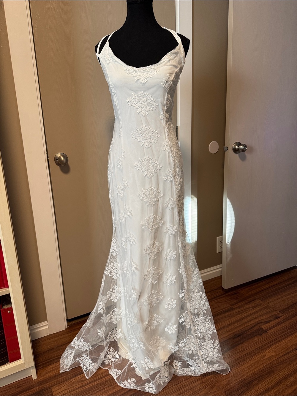 Elegant White Lace Wedding Dress with Delicate Floral Appliqué